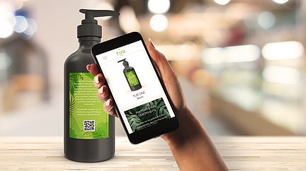 Ein Kunde scannt den Code auf einer Shampooflasche mit seinem Smartphone